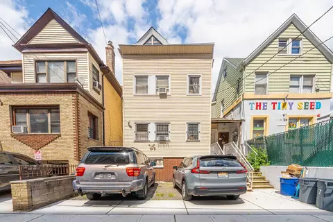 122 37th St, Union City, NJ 07087
