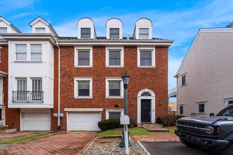 10 Half Moon Isle #10, Jersey City, NJ 07305