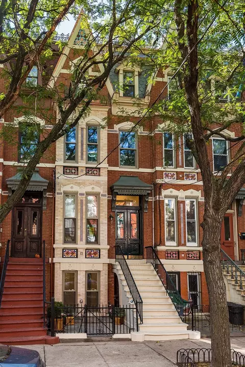 5 Hampton Ct Ter, Jersey City, NJ 07302