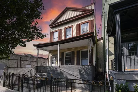416 41st St, Union City, NJ 07087