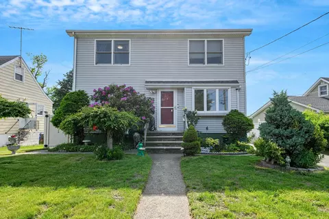 12 Streuli Ct, Elmwood Park, NJ 07407