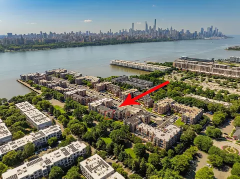 312 Franklin Ct, Edgewater, NJ 07020