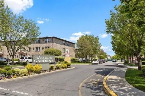75 Riverview Ct, Secaucus, NJ 07094