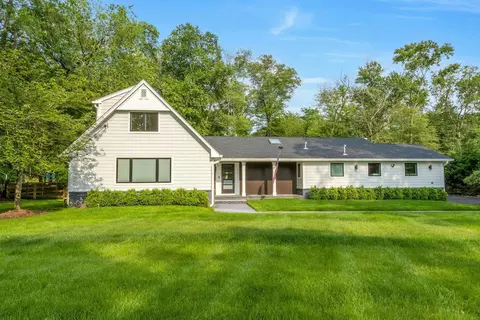 14 Rambling Brk, Saddle River, NJ 07458