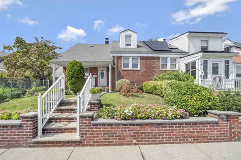 21 Parkside Ln, Bayonne, NJ 07002
