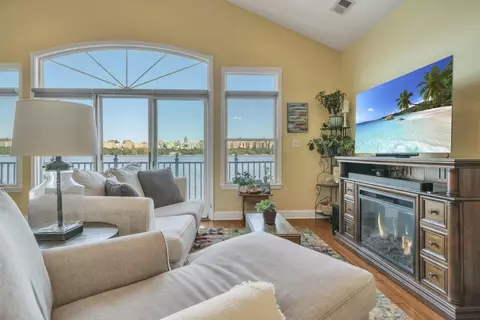 35 Lydia Dr, Guttenberg, NJ 07093