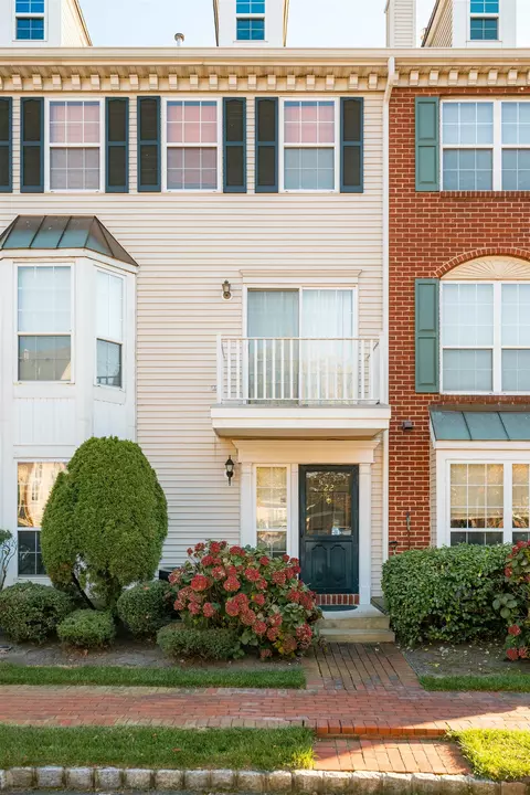 22 Redwood St, Jersey City, NJ 07305