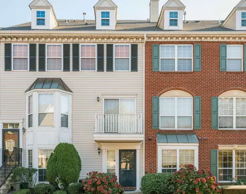 22 Redwood St, Jersey City, NJ 07305