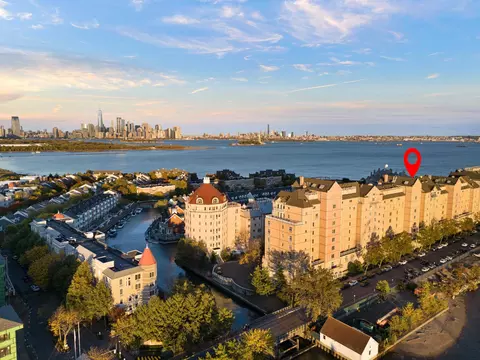 208 Shearwater Ct W #31, Jersey City, NJ 07305