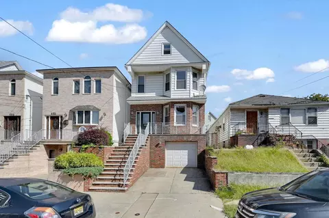 121 W 44th St, Bayonne, NJ 07002