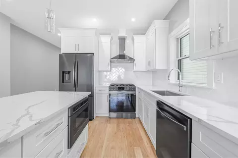 88 W 20th St #1, Bayonne, NJ 07002