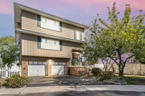 22 Acorn Rd, Secaucus, NJ 07094