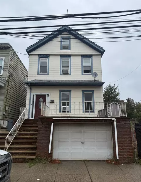 35 W 11th St, Bayonne, NJ 07002