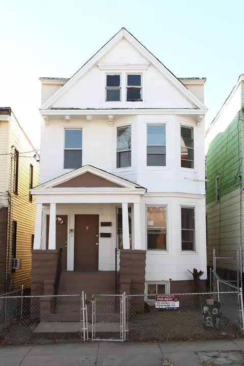 15 Dwight St, Jersey City, NJ 07305