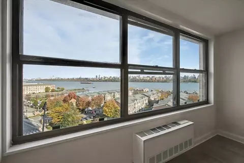 7002 Blvd E #8C, Guttenberg, NJ 07093