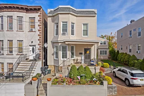 162 Huber St, Secaucus, NJ 07094