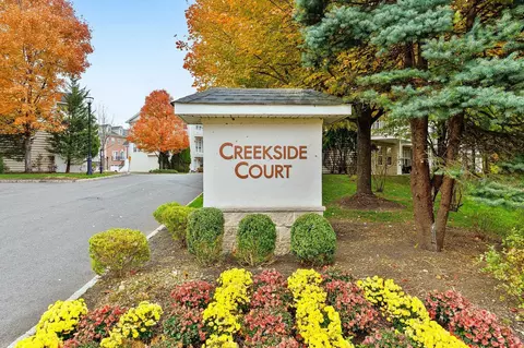 27 Creekside Ct, Secaucus, NJ 07094