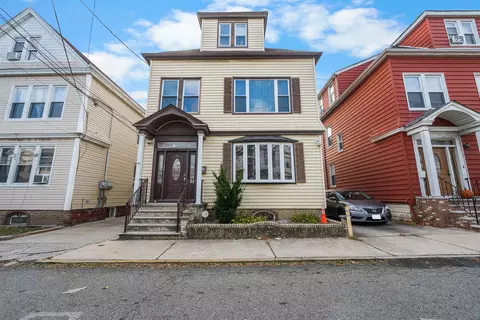 154 W 33rd St, Bayonne, NJ 07002