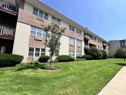 1111 River Rd #D5, Edgewater, NJ 07020 photo 3