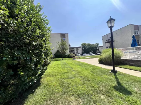 1111 River Rd #D5, Edgewater, NJ 07020 photo 4