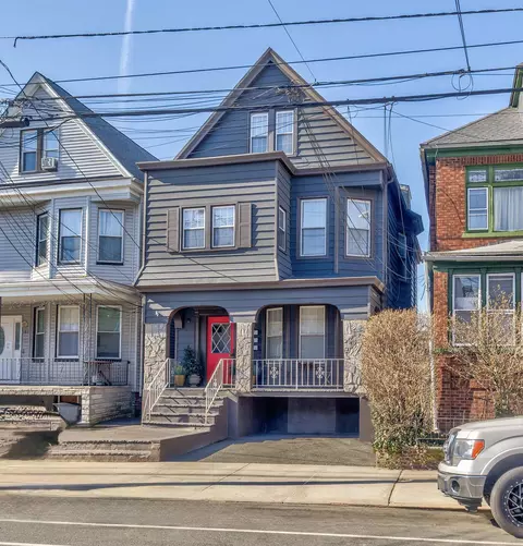 153 Wegman Pkwy, Jersey City, NJ 07305