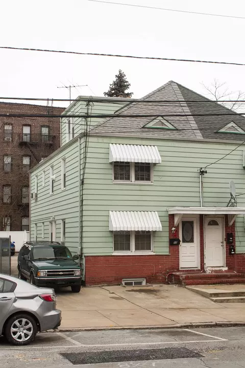 12 Kelly Pkwy, Bayonne, NJ 07002