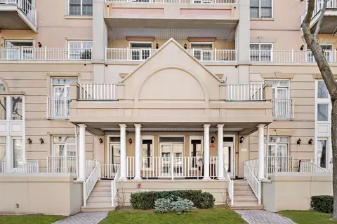 207 Shearwater Ct W #31, Jersey City, NJ 07305