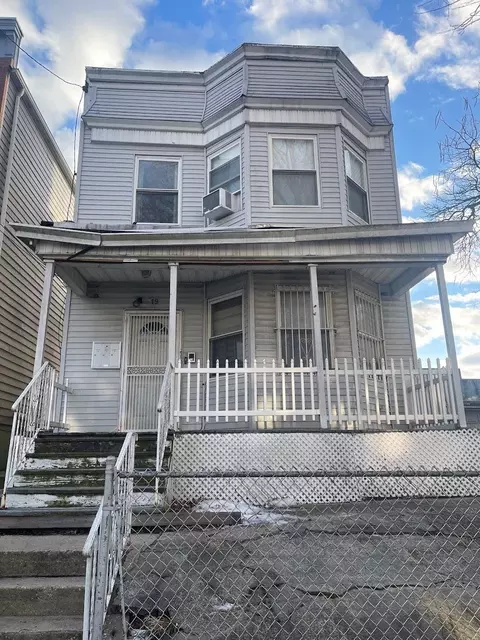 19 Oak St, Jersey City, NJ 07304
