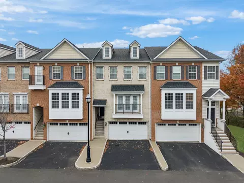6 Creekside Ct, Secaucus, NJ 07094
