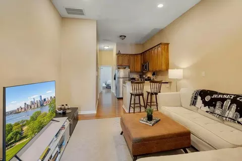 136 New York Ave #3R, Jersey City, NJ 07307