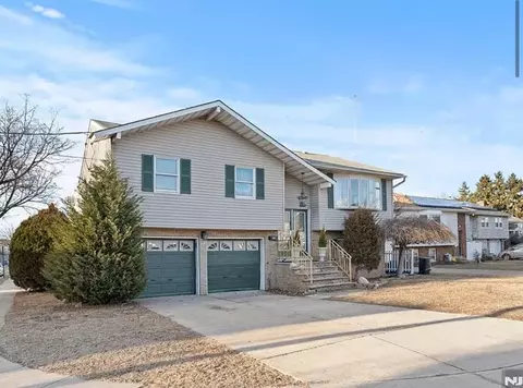 40 Valley Ct, Secaucus, NJ 07094