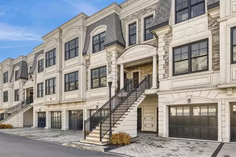 44 Marquis Ct, Edgewater, NJ 07020