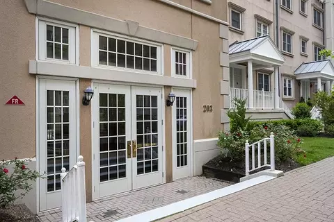203 Shearwater Ct W #22, Jersey City, NJ 07305