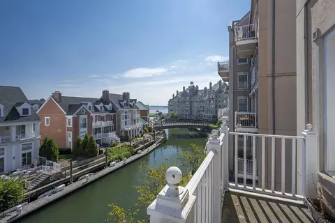 203 Shearwater Ct W #22, Jersey City, NJ 07305