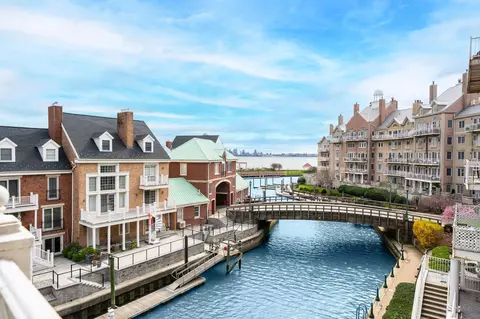 201 Shearwater Ct W #33, Jersey City, NJ 07305