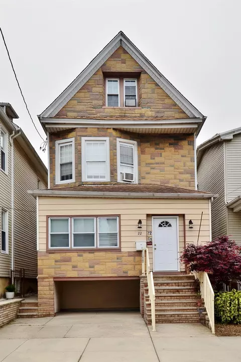 22 E 44th St, Bayonne, NJ 07002