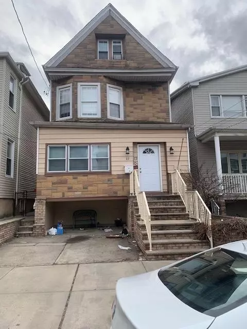 22 E 44th St, Bayonne, NJ 07002