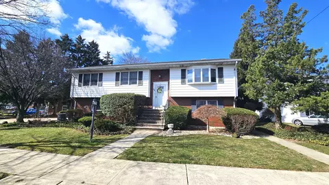 24 Valley Ct, Secaucus, NJ 07094