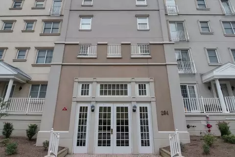 204 Shearwater Ct W #54, Jersey City, NJ 07305