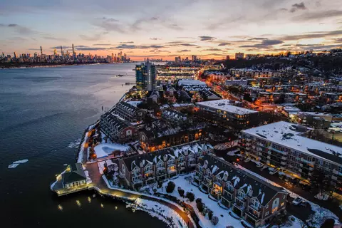 21 Grand Cove Way, Edgewater, NJ 07020