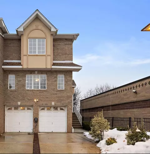 12 Liberty Ct, Secaucus, NJ 07094