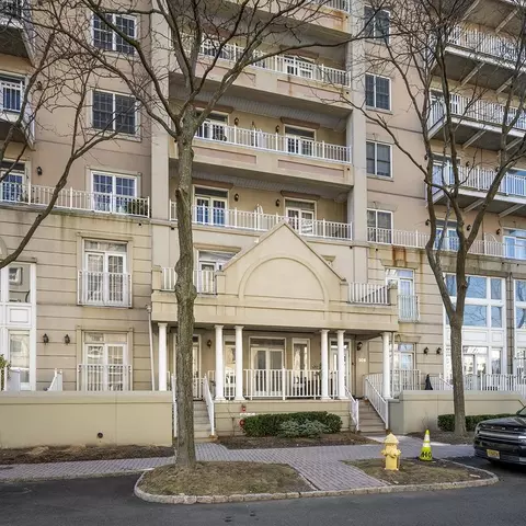 206 Shearwater Ct W #61, Jersey City, NJ 07305