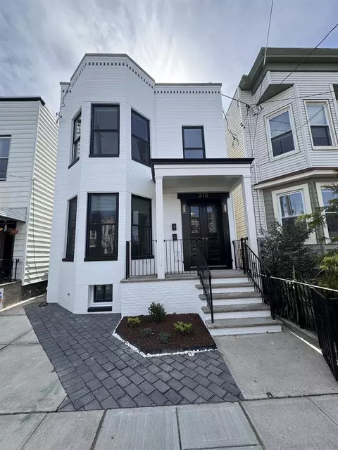 315 25th St, Union City, NJ 07087