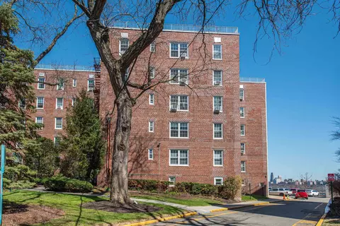 8700 Blvd E #3D, North Bergen, NJ 07047