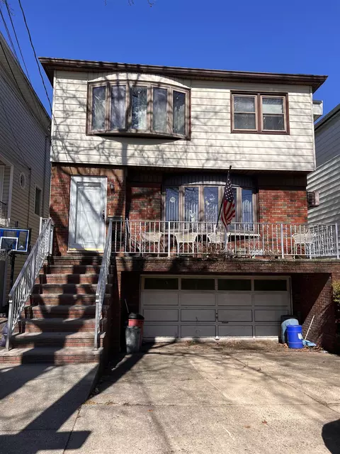 17 West Dr, Bayonne, NJ 07002