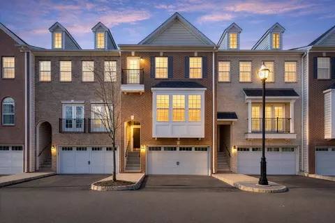 5 Creekside Ct, Secaucus, NJ 07094