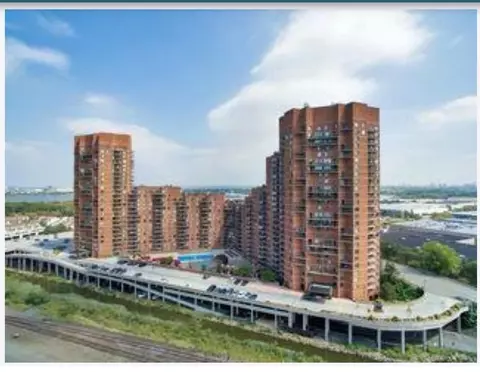 238 Harmon Cove Tower, Secaucus, NJ 07094