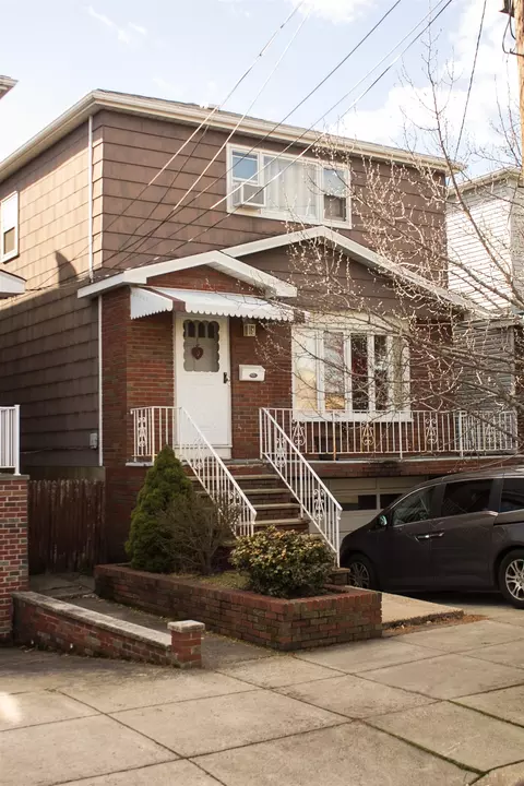 8 Oak St, Bayonne, NJ 07002