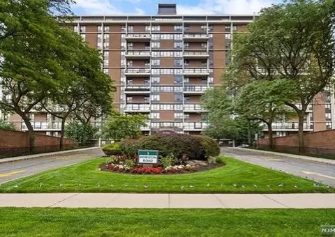 2 Horizon Rd #1423, Fort Lee, NJ 07024