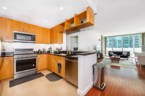1 Shore Ln #1011, Jersey City, NJ 07310